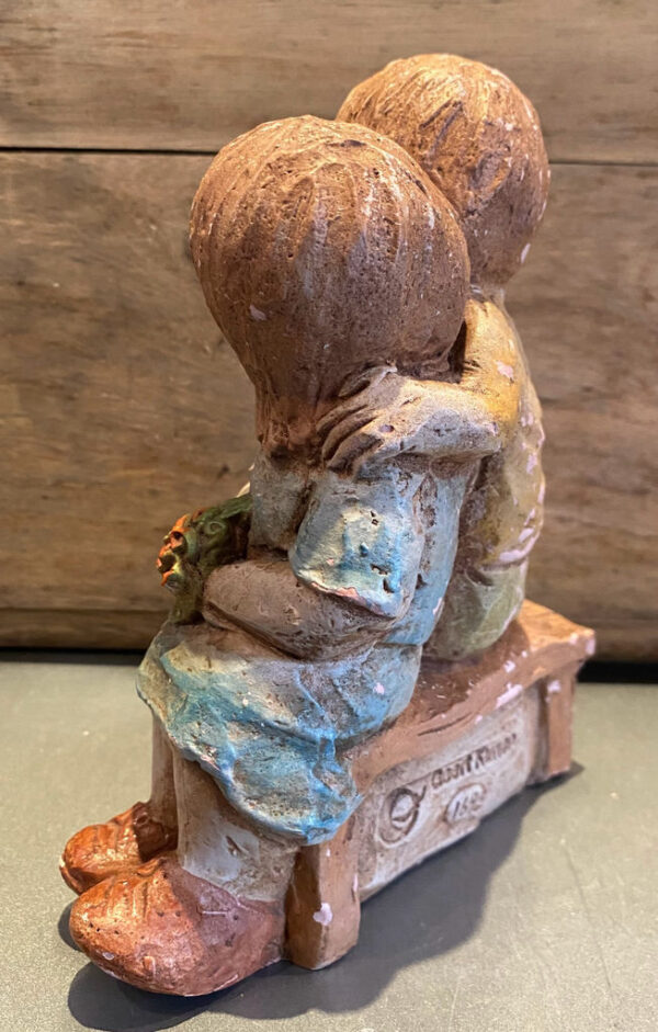 Geert Kunen – Polychrome ceramic sculpture of hugging children (c.1990) (4)_resultaat Prachtige polychrome Geert Kunen sculptuur van knuffelend kinderpaar – Exquisite polychrome Geert Kunen sculpture of embracing children – ca. 1990