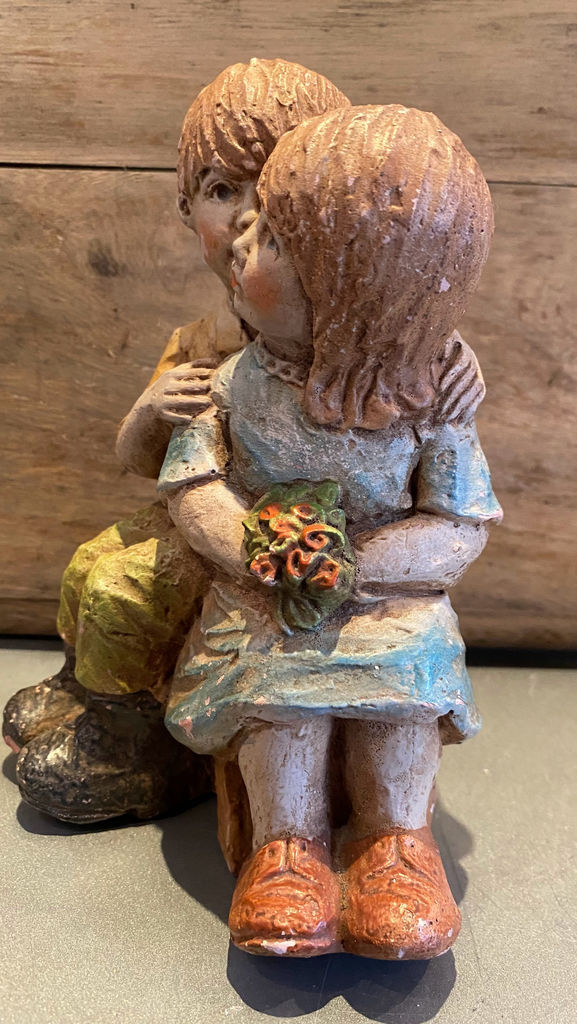 Geert Kunen – Polychrome ceramic sculpture of hugging children (c.1990) (5)_resultaat Prachtige polychrome Geert Kunen sculptuur van knuffelend kinderpaar – Exquisite polychrome Geert Kunen sculpture of embracing children – ca. 1990