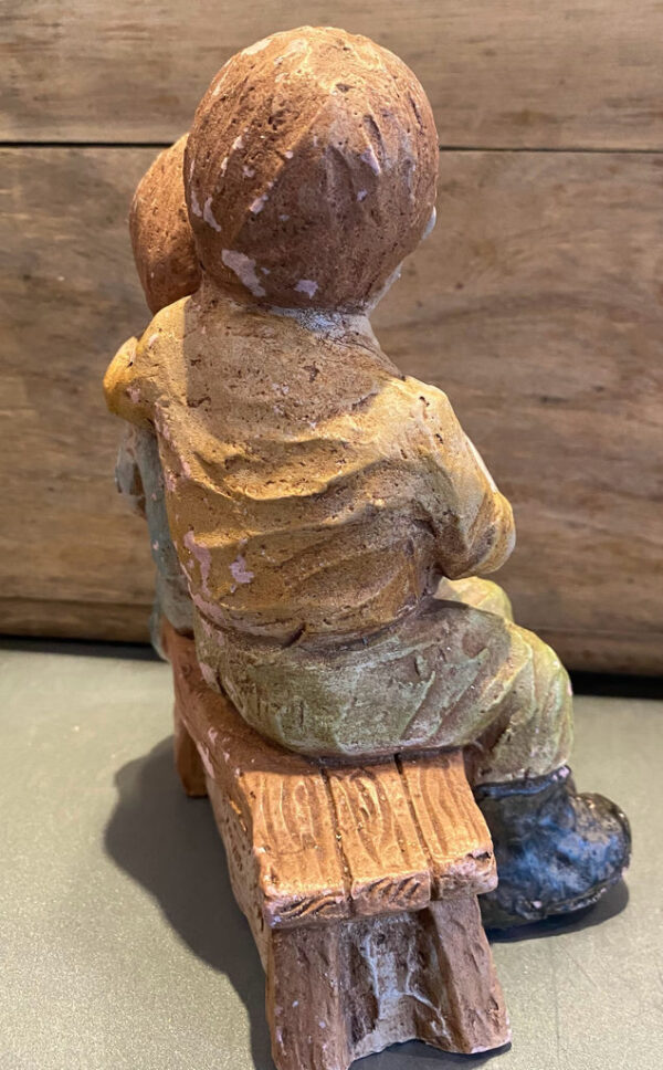 Geert Kunen – Polychrome ceramic sculpture of hugging children (c.1990) (6)_resultaat Prachtige polychrome Geert Kunen sculptuur van knuffelend kinderpaar – Exquisite polychrome Geert Kunen sculpture of embracing children – ca. 1990