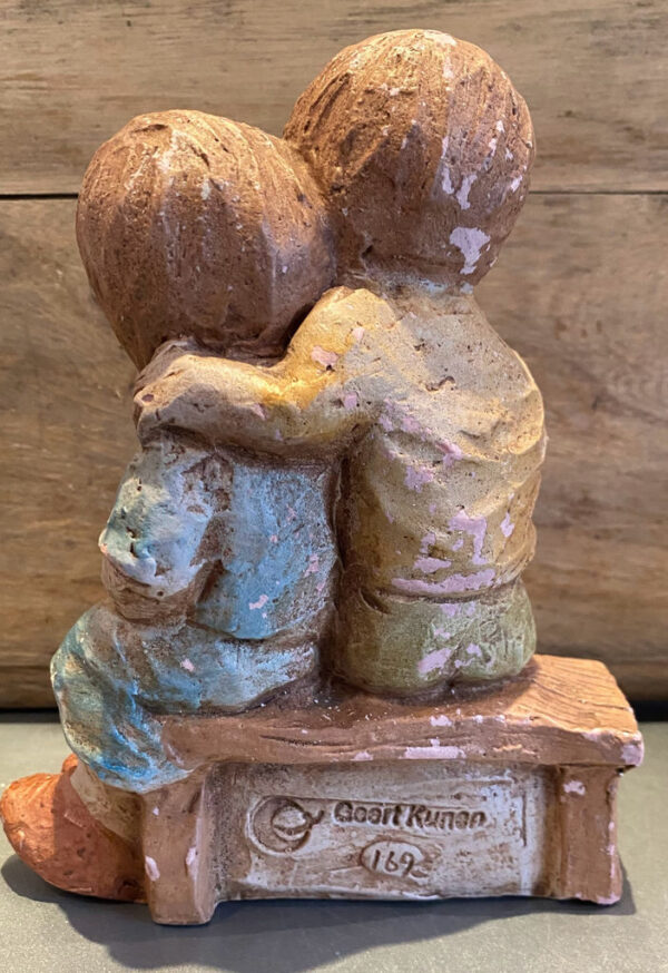 Geert Kunen – Polychrome ceramic sculpture of hugging children (c.1990) (7)_resultaat Prachtige polychrome Geert Kunen sculptuur van knuffelend kinderpaar – Exquisite polychrome Geert Kunen sculpture of embracing children – ca. 1990