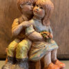 Geert Kunen – Polychrome ceramic sculpture of hugging children (c.1990) (8)_resultaat Prachtige polychrome Geert Kunen sculptuur van knuffelend kinderpaar – Exquisite polychrome Geert Kunen sculpture of embracing children – ca. 1990