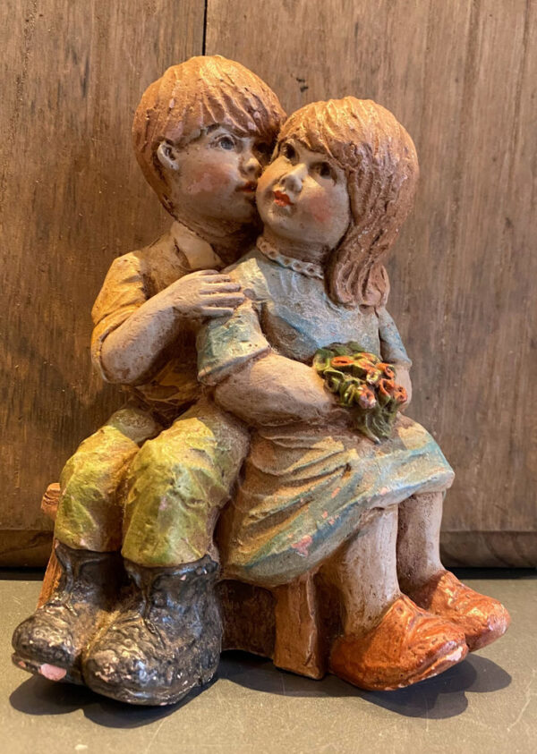 Geert Kunen – Polychrome ceramic sculpture of hugging children (c.1990) (8)_resultaat Prachtige polychrome Geert Kunen sculptuur van knuffelend kinderpaar – Exquisite polychrome Geert Kunen sculpture of embracing children – ca. 1990
