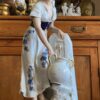 Royal Dux – Monumentaal porseleinen beeld van boerenmeisje bij fontein | Royal Dux – Monumental porcelain figure of farm girl at fountain (c.1900)