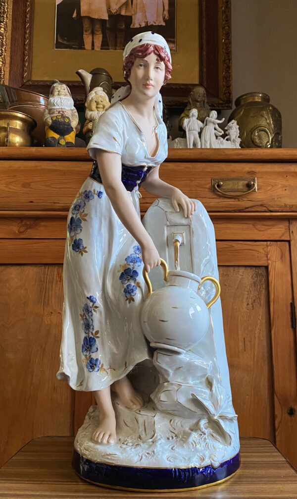 Royal Dux – Monumentaal porseleinen beeld van boerenmeisje bij fontein | Royal Dux – Monumental porcelain figure of farm girl at fountain (c.1900)