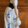 Royal Dux – Monumentaal porseleinen beeld van boerenmeisje bij fontein | Royal Dux – Monumental porcelain figure of farm girl at fountain (c.1900)