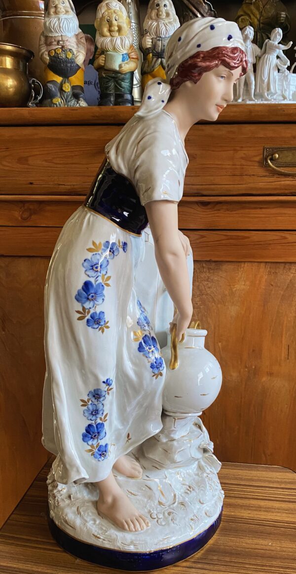Royal Dux – Monumentaal porseleinen beeld van boerenmeisje bij fontein | Royal Dux – Monumental porcelain figure of farm girl at fountain (c.1900)