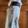 Royal Dux – Monumentaal porseleinen beeld van boerenmeisje bij fontein | Royal Dux – Monumental porcelain figure of farm girl at fountain (c.1900)