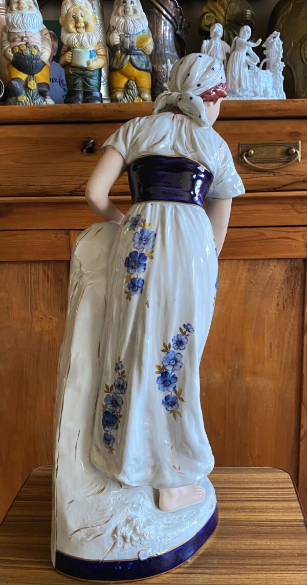 Royal Dux – Monumentaal porseleinen beeld van boerenmeisje bij fontein | Royal Dux – Monumental porcelain figure of farm girl at fountain (c.1900)