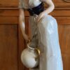 Royal Dux – Monumentaal porseleinen beeld van boerenmeisje bij fontein | Royal Dux – Monumental porcelain figure of farm girl at fountain (c.1900)