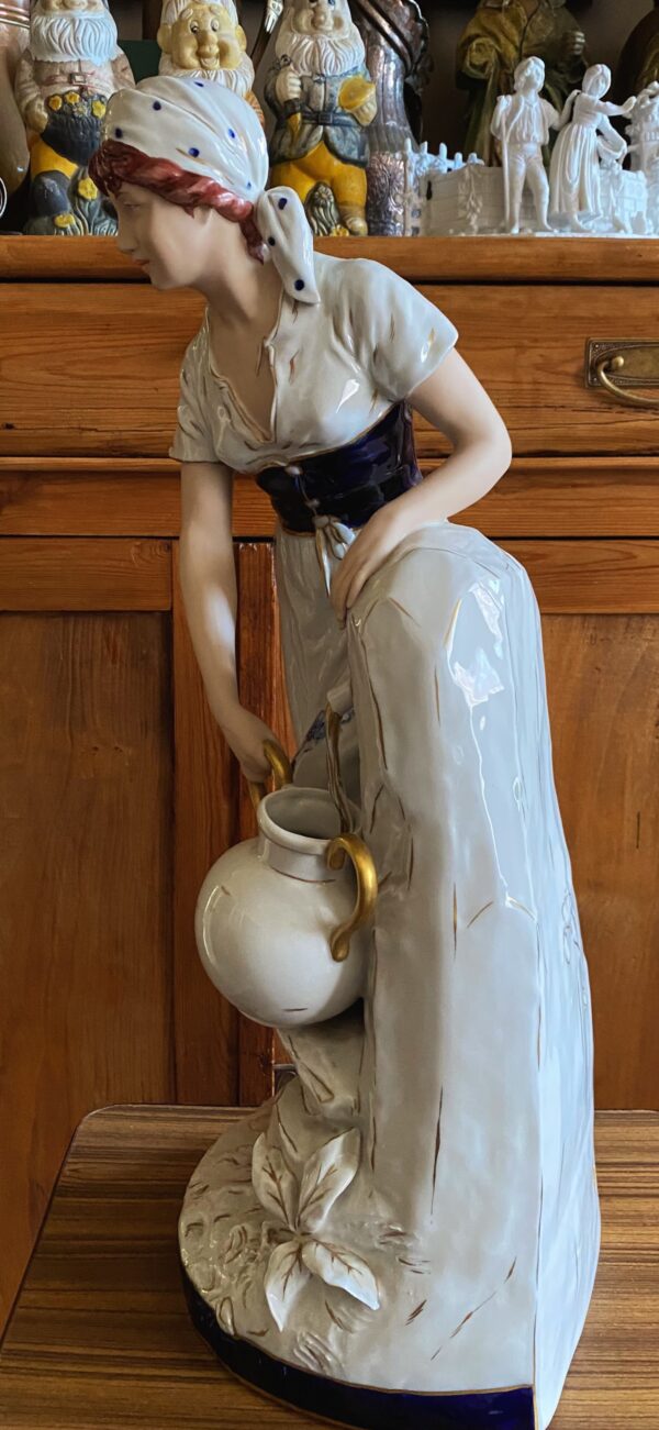 Royal Dux – Monumentaal porseleinen beeld van boerenmeisje bij fontein | Royal Dux – Monumental porcelain figure of farm girl at fountain (c.1900)