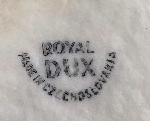 Royal Dux – Monumentaal porseleinen beeld van boerenmeisje bij fontein | Royal Dux – Monumental porcelain figure of farm girl at fountain (c.1900)