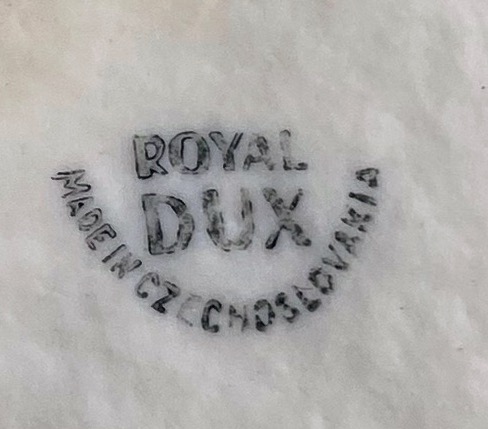 Royal Dux – Monumentaal porseleinen beeld van boerenmeisje bij fontein | Royal Dux – Monumental porcelain figure of farm girl at fountain (c.1900)