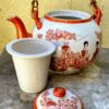 Japanese porcelain teapot & cup – Geishas garden & river scene, Arita Dai Nippon, c.1920–1940 (10) Japanse porseleinen theepot met tas – Geisha’s in tuin en rivierdecor, Arita Dai Nippon | Japanese porcelain teapot & cup – Geishas garden & river scene, Arita Dai Nippon, c.1920–1940