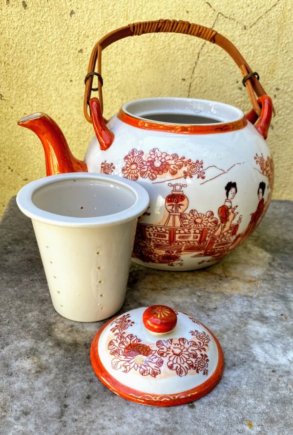 Japanese porcelain teapot & cup – Geishas garden & river scene, Arita Dai Nippon, c.1920–1940 (10) Japanse porseleinen theepot met tas – Geisha’s in tuin en rivierdecor, Arita Dai Nippon | Japanese porcelain teapot & cup – Geishas garden & river scene, Arita Dai Nippon, c.1920–1940