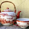 Japanese porcelain teapot & cup – Geishas garden & river scene, Arita Dai Nippon, c.1920–1940 (2) Japanse porseleinen theepot met tas – Geisha’s in tuin en rivierdecor, Arita Dai Nippon | Japanese porcelain teapot & cup – Geishas garden & river scene, Arita Dai Nippon, c.1920–1940