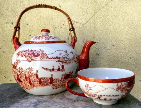 Japanese porcelain teapot & cup – Geishas garden & river scene, Arita Dai Nippon, c.1920–1940 (2) Japanse porseleinen theepot met tas – Geisha’s in tuin en rivierdecor, Arita Dai Nippon | Japanese porcelain teapot & cup – Geishas garden & river scene, Arita Dai Nippon, c.1920–1940