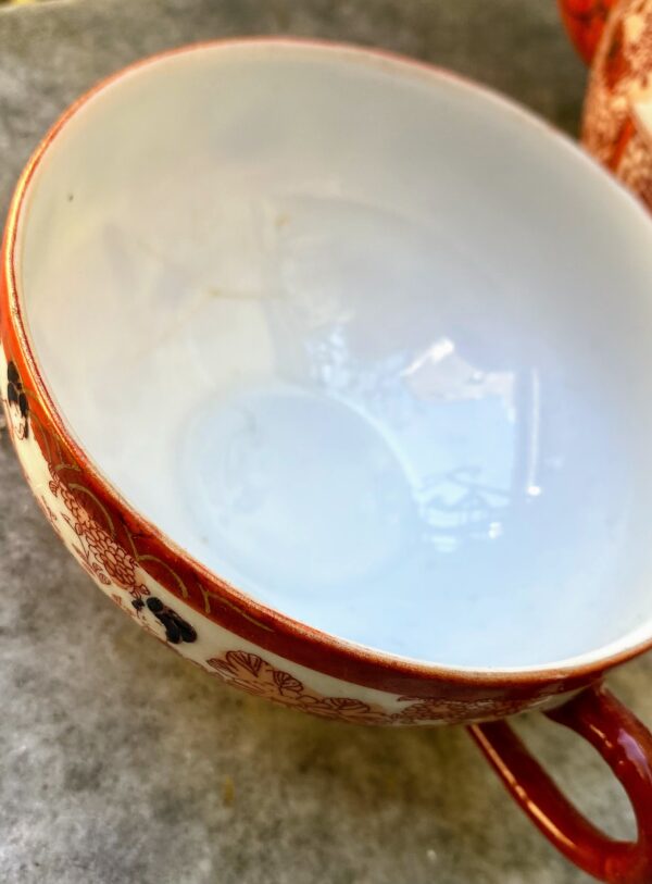 Japanese porcelain teapot & cup – Geishas garden & river scene, Arita Dai Nippon, c.1920–1940 (5) Japanse porseleinen theepot met tas – Geisha’s in tuin en rivierdecor, Arita Dai Nippon | Japanese porcelain teapot & cup – Geishas garden & river scene, Arita Dai Nippon, c.1920–1940