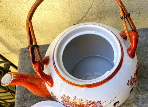 Japanese porcelain teapot & cup – Geishas garden & river scene, Arita Dai Nippon, c.1920–1940 (9) Japanse porseleinen theepot met tas – Geisha’s in tuin en rivierdecor, Arita Dai Nippon | Japanese porcelain teapot & cup – Geishas garden & river scene, Arita Dai Nippon, c.1920–1940