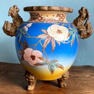 Kleurrijke Kyoto Satzuma vaas met Foo Dog handvaten, Japan achter Driepotige Satsuma Vaas – Handgeschilderd Japans Exportaardewerk ca. 1900