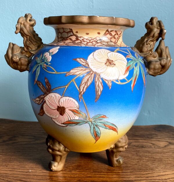 Kleurrijke Kyoto Satzuma vaas met Foo Dog handvaten, Japan achter Driepotige Satsuma Vaas – Handgeschilderd Japans Exportaardewerk ca. 1900