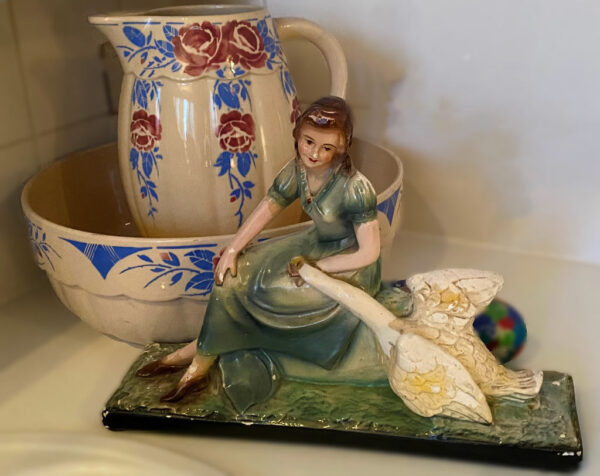 Origineel Art Nouveau sculptuur Vrouw met zwaan – Original Art Nouveau sculpture Woman with Swan – ca. 1900