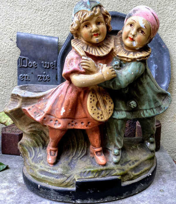 Romantisch vintage cache-pot beeld met meisje en jongen – Romantic vintage cache-pot figure with girl and boy – 1920s