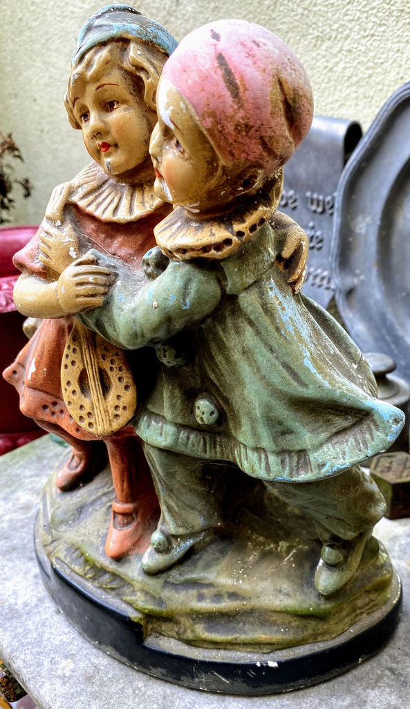 Romantisch vintage cache-pot beeld met meisje en jongen – Romantic vintage cache-pot figure with girl and boy – 1920s