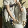 Royal Dux – Monumentaal porseleinen beeld van boerenmeisje bij fontein | Royal Dux – Monumental porcelain figure of farm girl at fountain (c.1900)