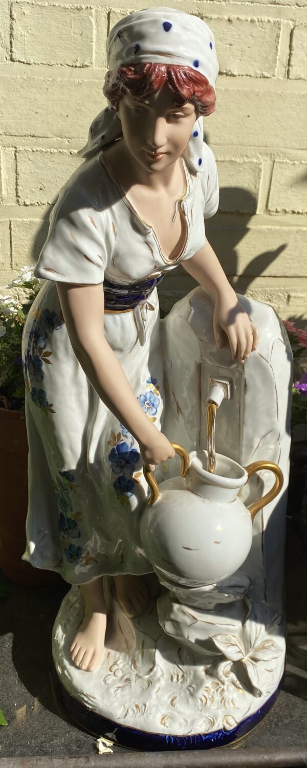 Royal Dux – Monumentaal porseleinen beeld van boerenmeisje bij fontein | Royal Dux – Monumental porcelain figure of farm girl at fountain (c.1900)