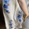 Royal Dux – Monumentaal porseleinen beeld van boerenmeisje bij fontein | Royal Dux – Monumental porcelain figure of farm girl at fountain (c.1900)