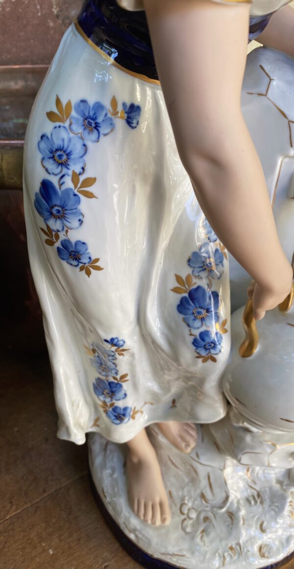 Royal Dux – Monumentaal porseleinen beeld van boerenmeisje bij fontein | Royal Dux – Monumental porcelain figure of farm girl at fountain (c.1900)