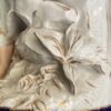 Royal Dux – Monumentaal porseleinen beeld van boerenmeisje bij fontein | Royal Dux – Monumental porcelain figure of farm girl at fountain (c.1900)
