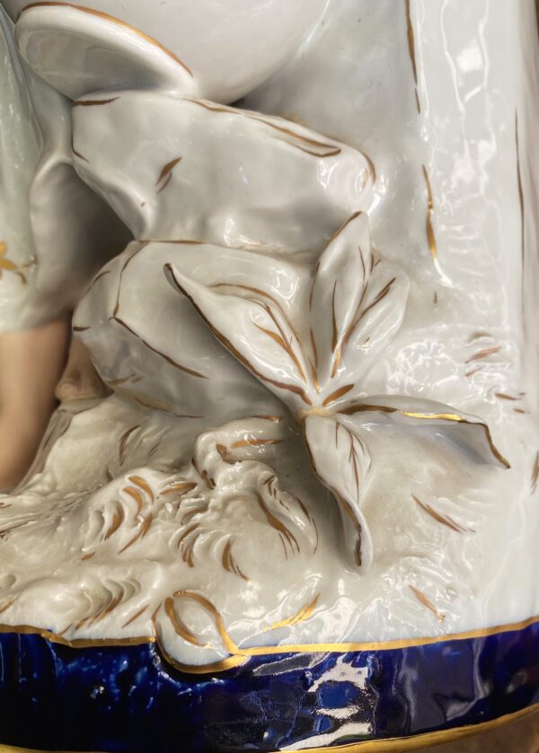 Royal Dux – Monumentaal porseleinen beeld van boerenmeisje bij fontein | Royal Dux – Monumental porcelain figure of farm girl at fountain (c.1900)