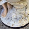 Royal Dux – Monumentaal porseleinen beeld van boerenmeisje bij fontein | Royal Dux – Monumental porcelain figure of farm girl at fountain (c.1900)