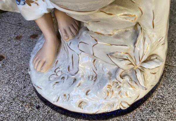 Royal Dux – Monumentaal porseleinen beeld van boerenmeisje bij fontein | Royal Dux – Monumental porcelain figure of farm girl at fountain (c.1900)