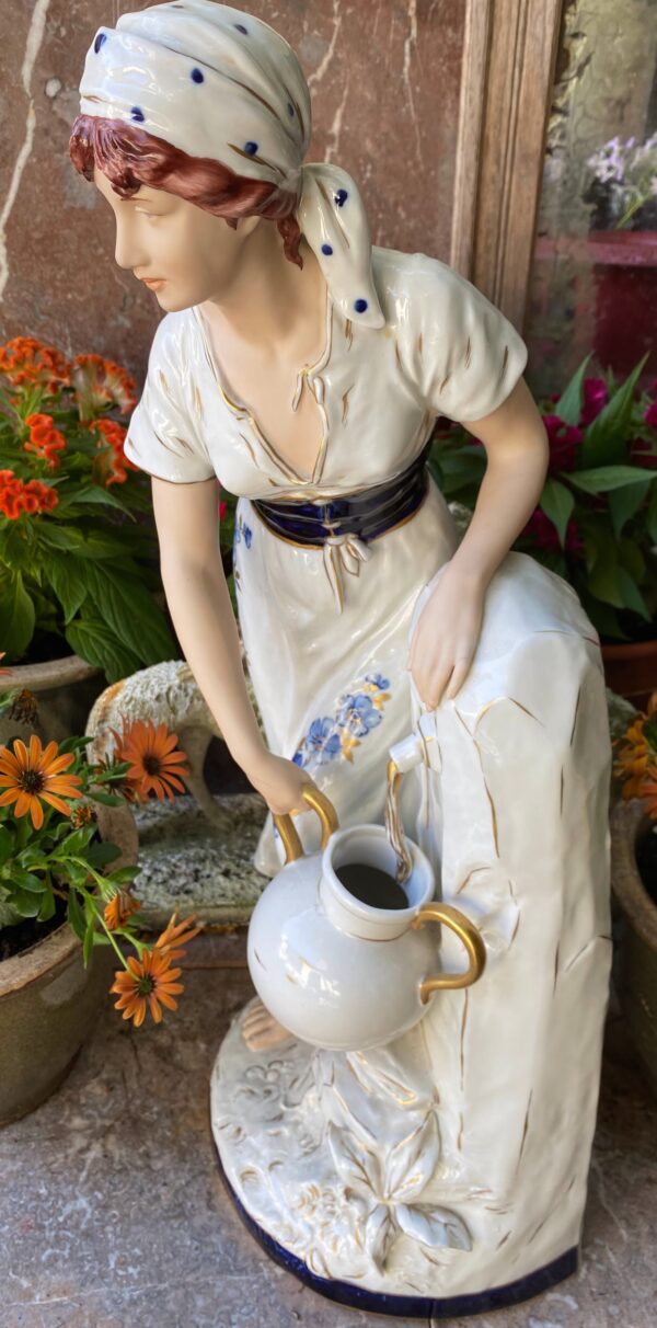 Royal Dux – Monumentaal porseleinen beeld van boerenmeisje bij fontein | Royal Dux – Monumental porcelain figure of farm girl at fountain (c.1900)
