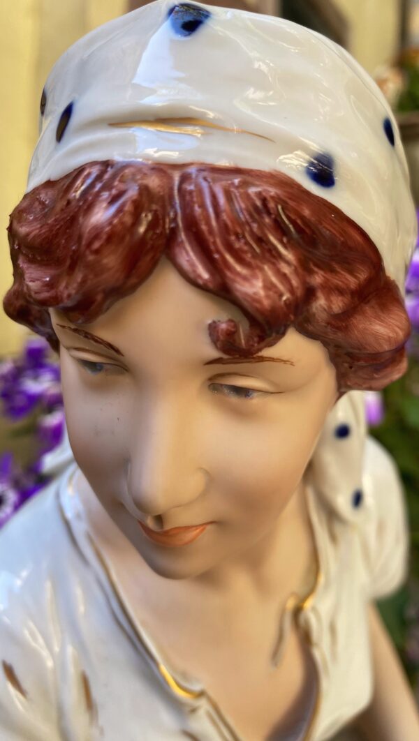 Royal Dux – Monumentaal porseleinen beeld van boerenmeisje bij fontein | Royal Dux – Monumental porcelain figure of farm girl at fountain (c.1900)