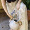 Royal Dux – Monumentaal porseleinen beeld van boerenmeisje bij fontein | Royal Dux – Monumental porcelain figure of farm girl at fountain (c.1900)