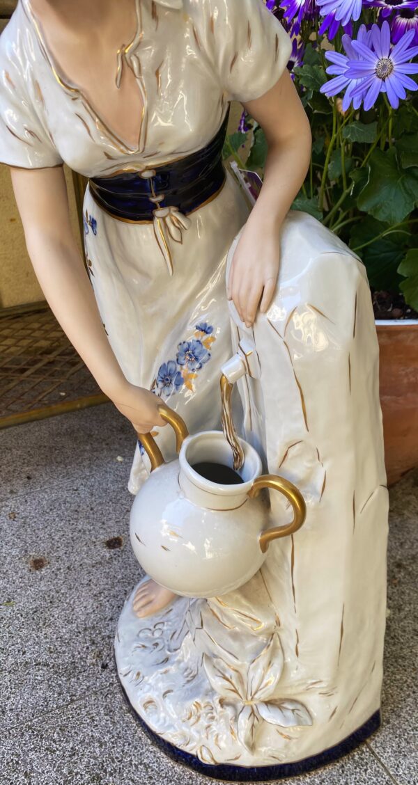 Royal Dux – Monumentaal porseleinen beeld van boerenmeisje bij fontein | Royal Dux – Monumental porcelain figure of farm girl at fountain (c.1900)