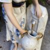 Royal Dux – Monumentaal porseleinen beeld van boerenmeisje bij fontein | Royal Dux – Monumental porcelain figure of farm girl at fountain (c.1900)