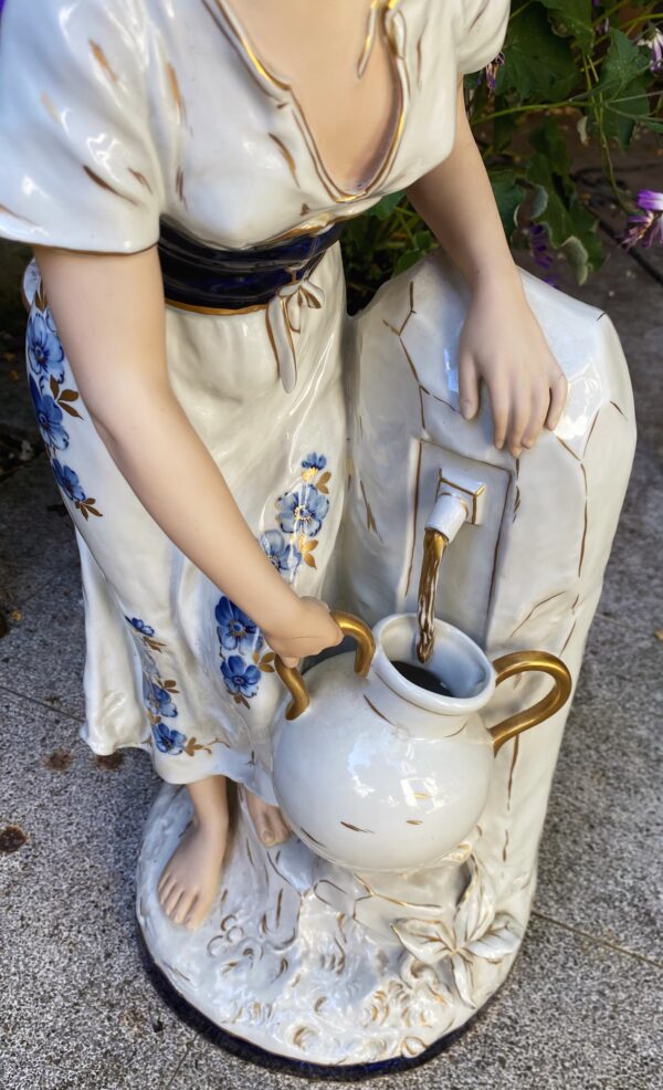 Royal Dux – Monumentaal porseleinen beeld van boerenmeisje bij fontein | Royal Dux – Monumental porcelain figure of farm girl at fountain (c.1900)