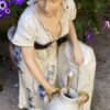 Royal Dux – Monumentaal porseleinen beeld van boerenmeisje bij fontein | Royal Dux – Monumental porcelain figure of farm girl at fountain (c.1900)