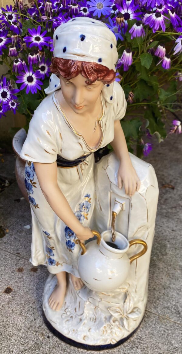 Royal Dux – Monumentaal porseleinen beeld van boerenmeisje bij fontein | Royal Dux – Monumental porcelain figure of farm girl at fountain (c.1900)