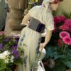 Royal Dux – Monumentaal porseleinen beeld van boerenmeisje bij fontein | Royal Dux – Monumental porcelain figure of farm girl at fountain (c.1900)