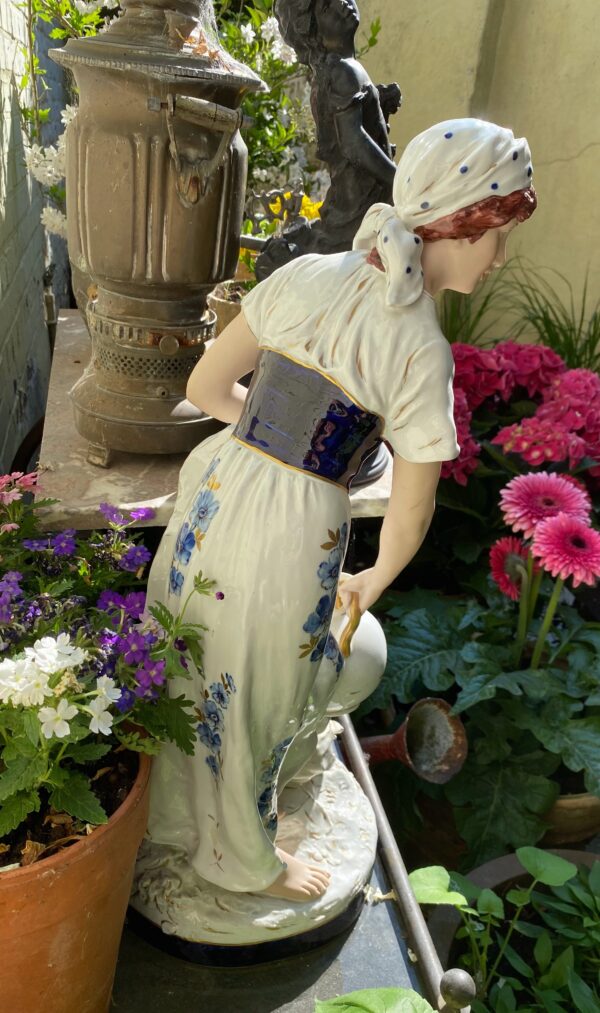 Royal Dux – Monumentaal porseleinen beeld van boerenmeisje bij fontein | Royal Dux – Monumental porcelain figure of farm girl at fountain (c.1900)