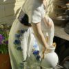 Royal Dux – Monumentaal porseleinen beeld van boerenmeisje bij fontein | Royal Dux – Monumental porcelain figure of farm girl at fountain (c.1900)