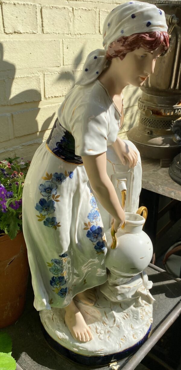 Royal Dux – Monumentaal porseleinen beeld van boerenmeisje bij fontein | Royal Dux – Monumental porcelain figure of farm girl at fountain (c.1900)
