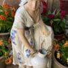 Royal Dux – Monumentaal porseleinen beeld van boerenmeisje bij fontein | Royal Dux – Monumental porcelain figure of farm girl at fountain (c.1900)
