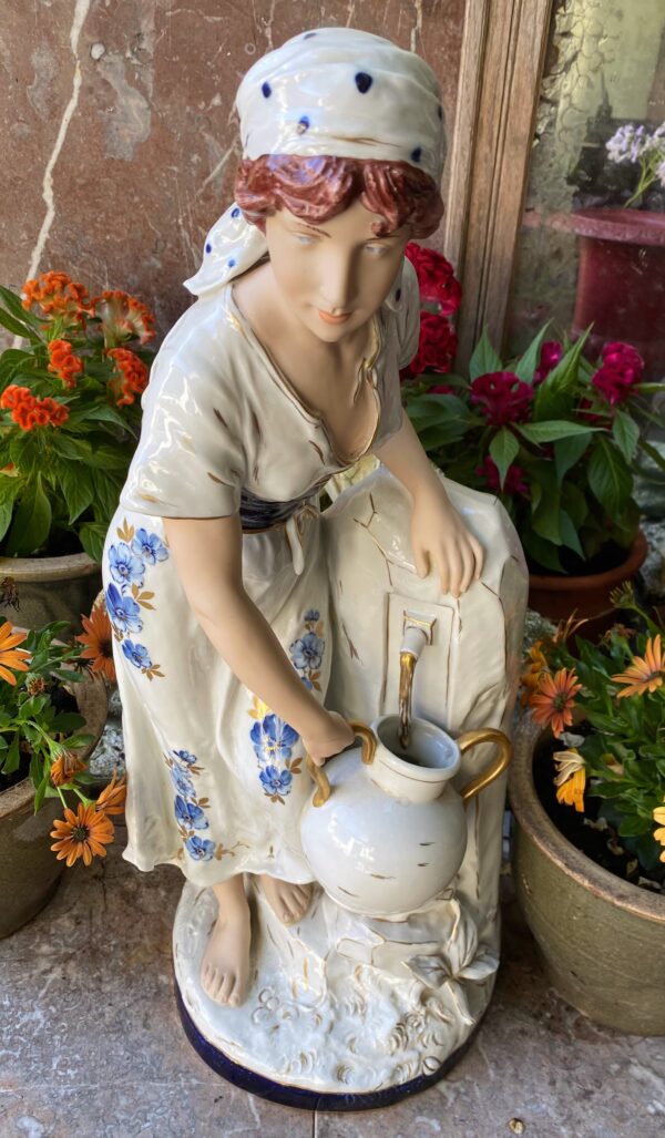 Royal Dux – Monumentaal porseleinen beeld van boerenmeisje bij fontein | Royal Dux – Monumental porcelain figure of farm girl at fountain (c.1900)