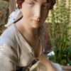 Royal Dux – Monumentaal porseleinen beeld van boerenmeisje bij fontein | Royal Dux – Monumental porcelain figure of farm girl at fountain (c.1900)